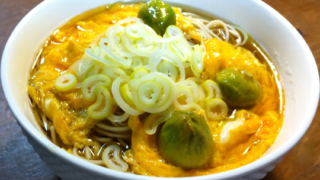蕗の薹と卵の温かい蕎麦
