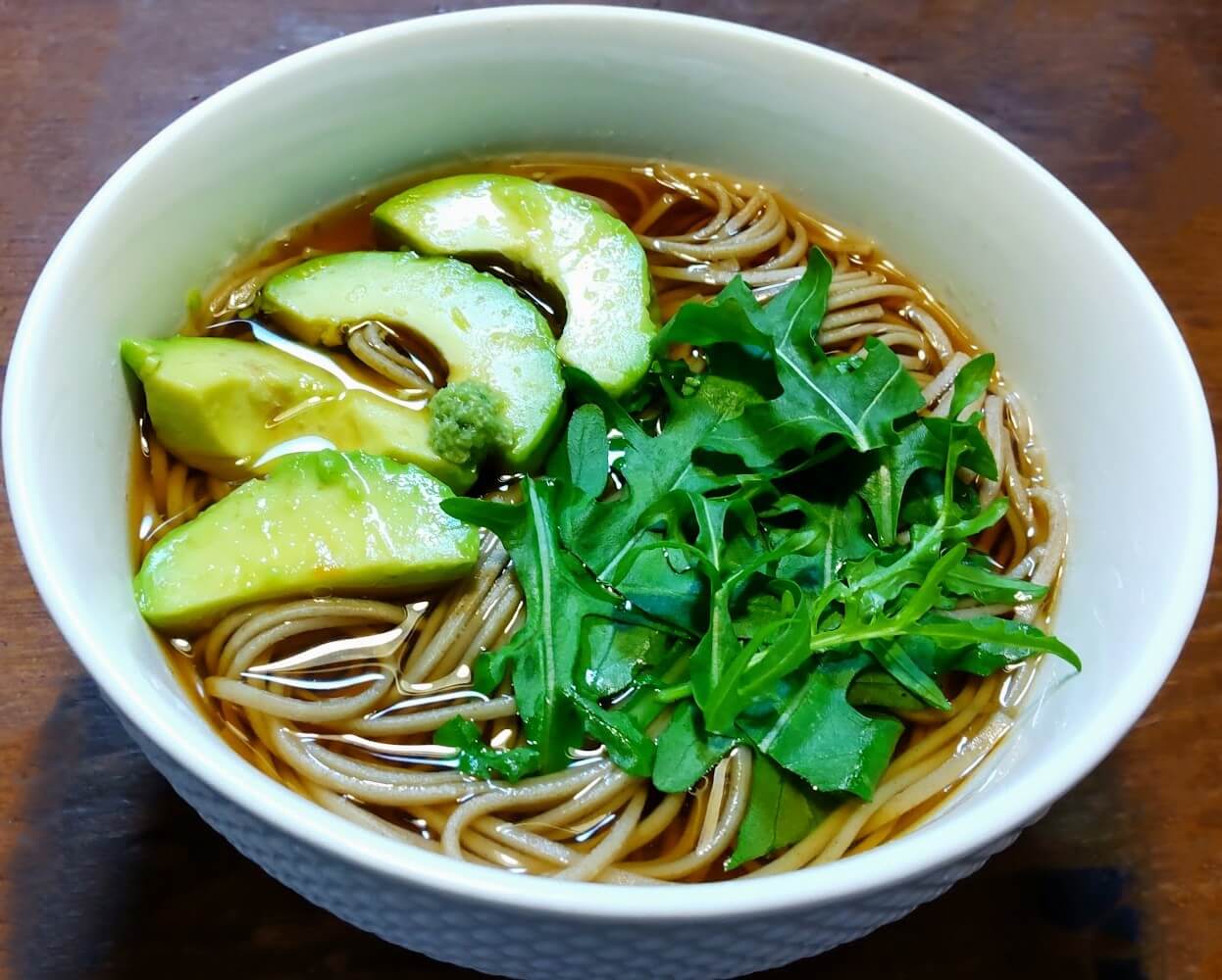 アボカドとセルバチコの温かい蕎麦