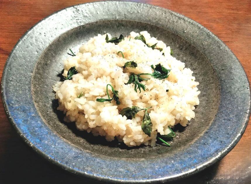 山菜にはオイル 姫ウコギのガーリックチーズバターライス